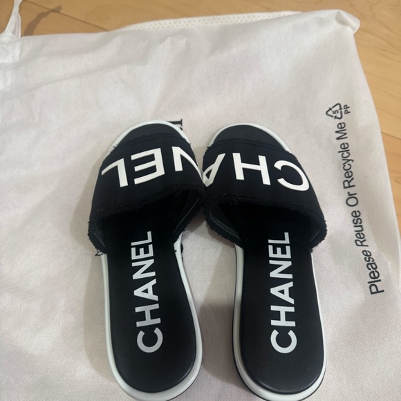 CHANEL Classic Black & White Logo Slides – Size 36, fits like 6.5/7 - Picture 4 of 4